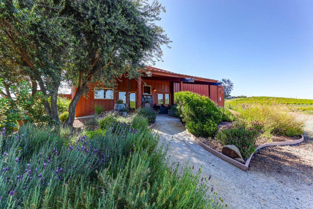 Welcoming Amador winery exterior for the first tasting of the day