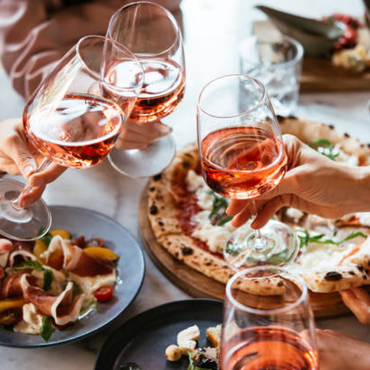 Relaxed lunch and rosé during a private wine tour
